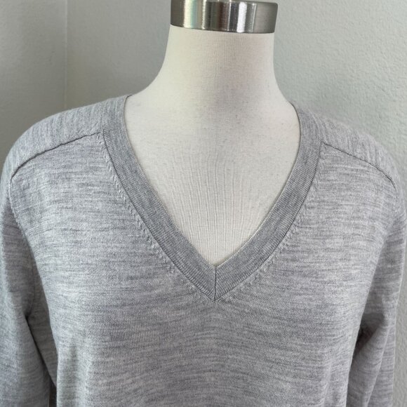 NEW Club Monaco Womens Large Zaydie Sweater Grey 100% Wool V Neck Long Sleeve - Picture 2 of 9